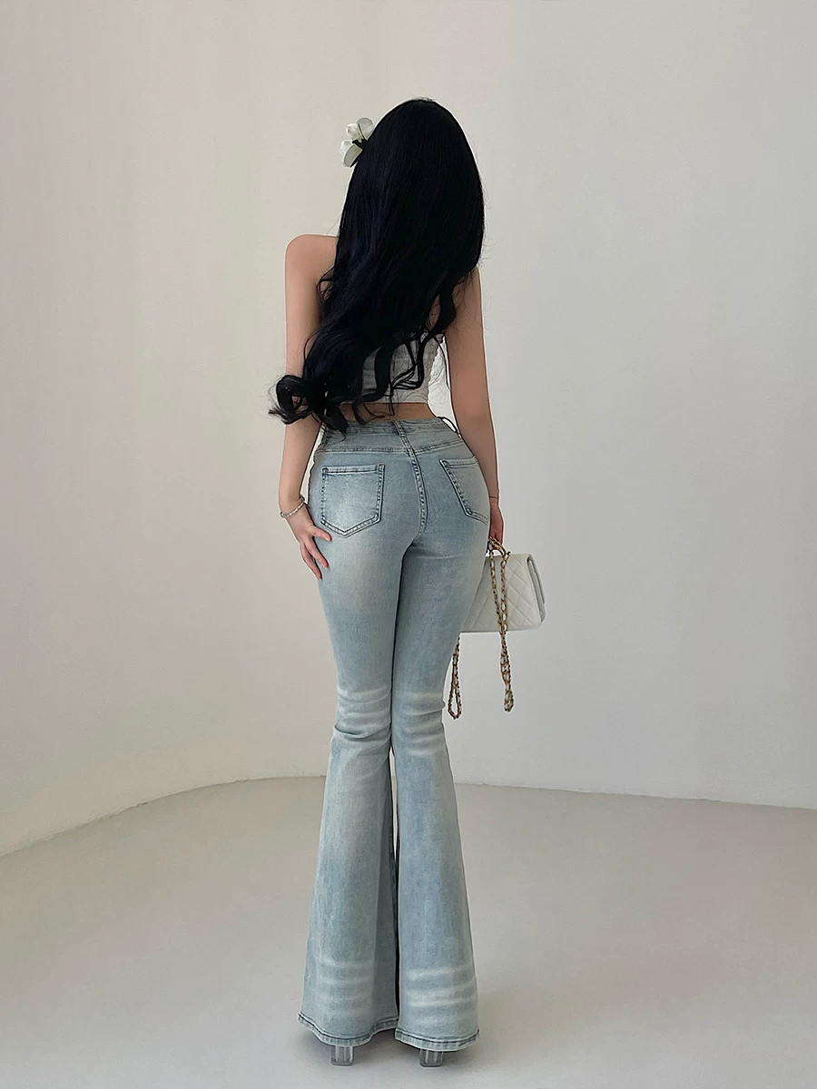 Quần jeans ôm sát cạp cao phong cách Âu Mỹ dành cho nữ, tôn dáng, nâng mông, giúp chân trông dài hơn, thiết kế hơi loe và dài chạm sàn.