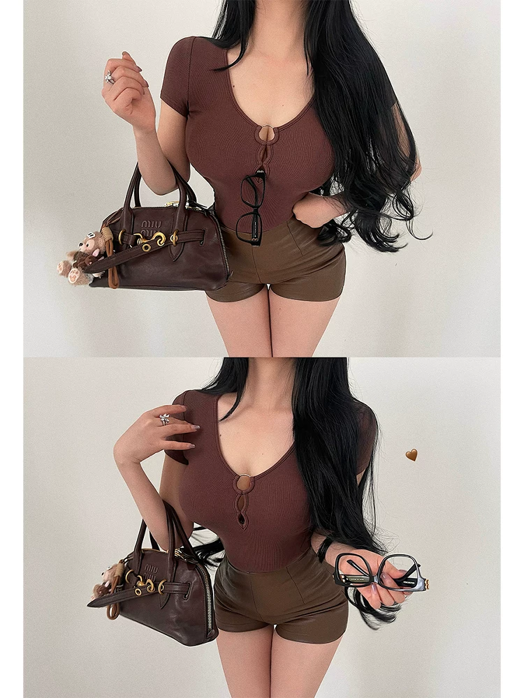 Áo thun bodysuit tay ngắn ôm sát cổ chữ V khoét rỗng gợi cảm YoungGirlDay có đệm ngực tích hợp.