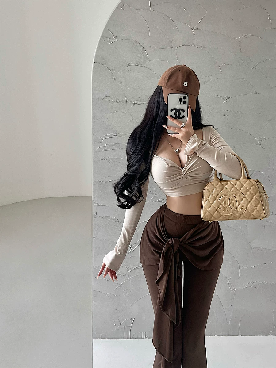 YoungGirlDay thuần khiết gợi cảm, thiết kế cổ chữ V sâu, thắt nút xoắn, làm nổi bật vòng một, ôm sát dáng người, kiểu dáng ngắn, lộ rốn, áo thun dài tay.