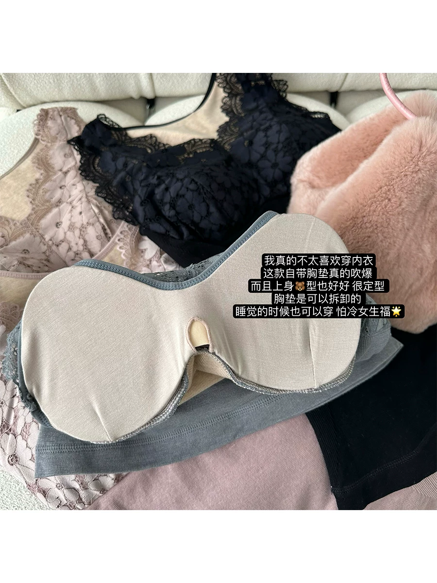 Áo ba lỗ dày dặn, ôm sát, cổ chữ V, viền ren, có đệm ngực của YoungGirlDay.