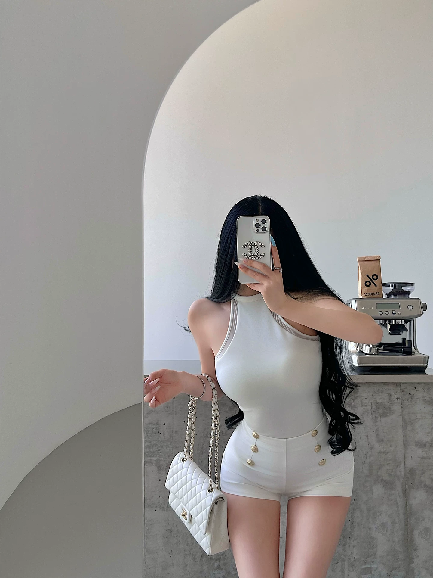 Áo hai dây ôm sát gợi cảm YoungGirlDay, thiết kế lưng trần, có mút ngực tích hợp và phối lưới, kiểu cổ halter.