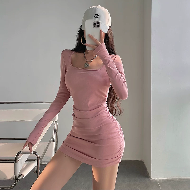 YoungGirlDay váy cổ vuông ôm sát gợi cảm, có xếp ly bên hông và tay áo dài, váy ngắn.