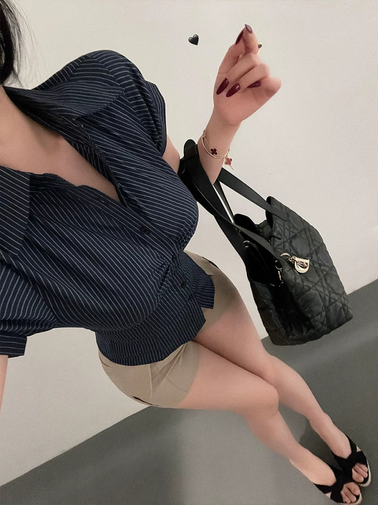Áo sơ mi nữ YoungGirlDay thời trang, kiểu dáng ôm sát, tay ngắn, kẻ sọc, thiết kế cổ vest, giúp thon gọn eo.