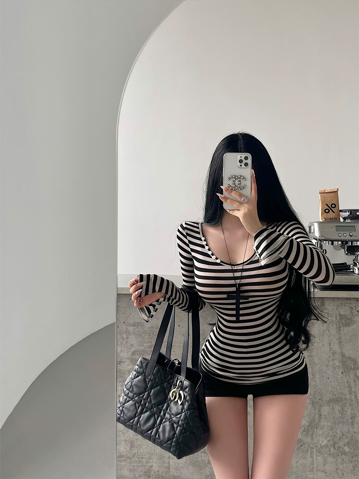 YoungGirlDay khao khát thuần khiết hot girl gợi cảm cổ chữ V sâu có nút trang trí áo thun sọc dài tay vừa vặn