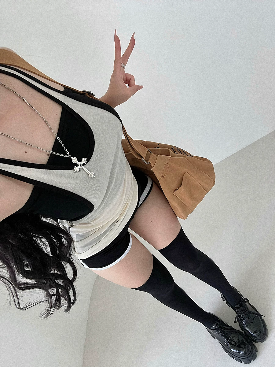 Bộ đồ nữ thời trang YoungGirlDay gồm áo hai dây phối màu sành điệu có mút ngực tích hợp, lưng đẹp, quần short cạp cao.