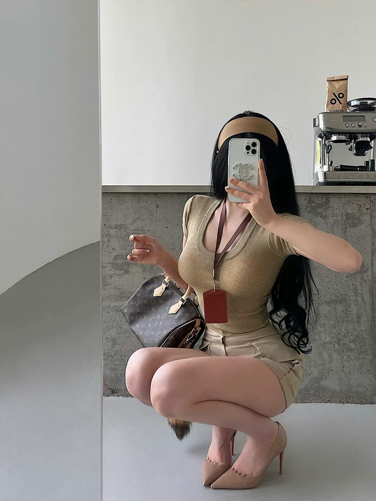 Áo thun dệt kim tay ngắn cổ chữ U kiểu dáng cơ bản YoungGirlDay dành cho nữ.