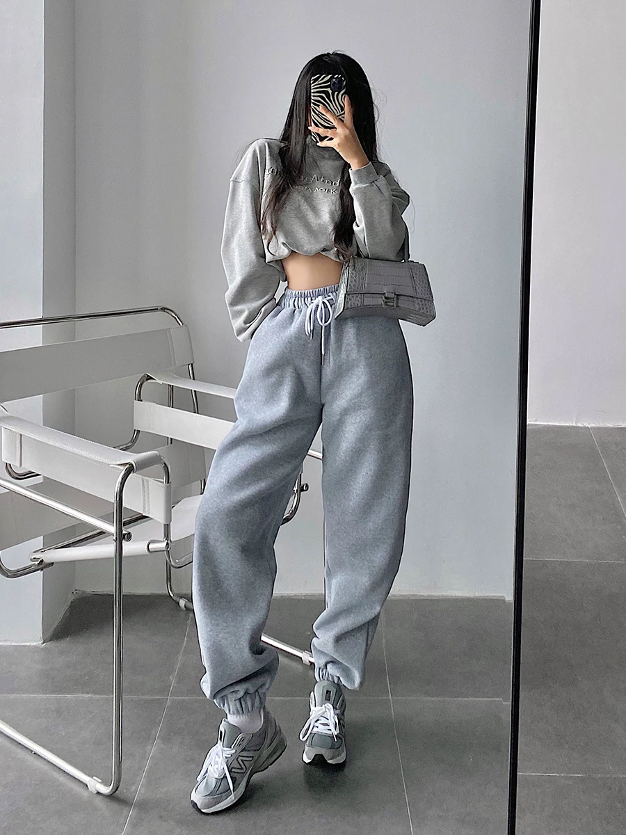 Áo len chui đầu ngắn thêu chữ phong cách đường phố châu Âu và Mỹ của YoungGirlDay có tác dụng thon gọn eo.