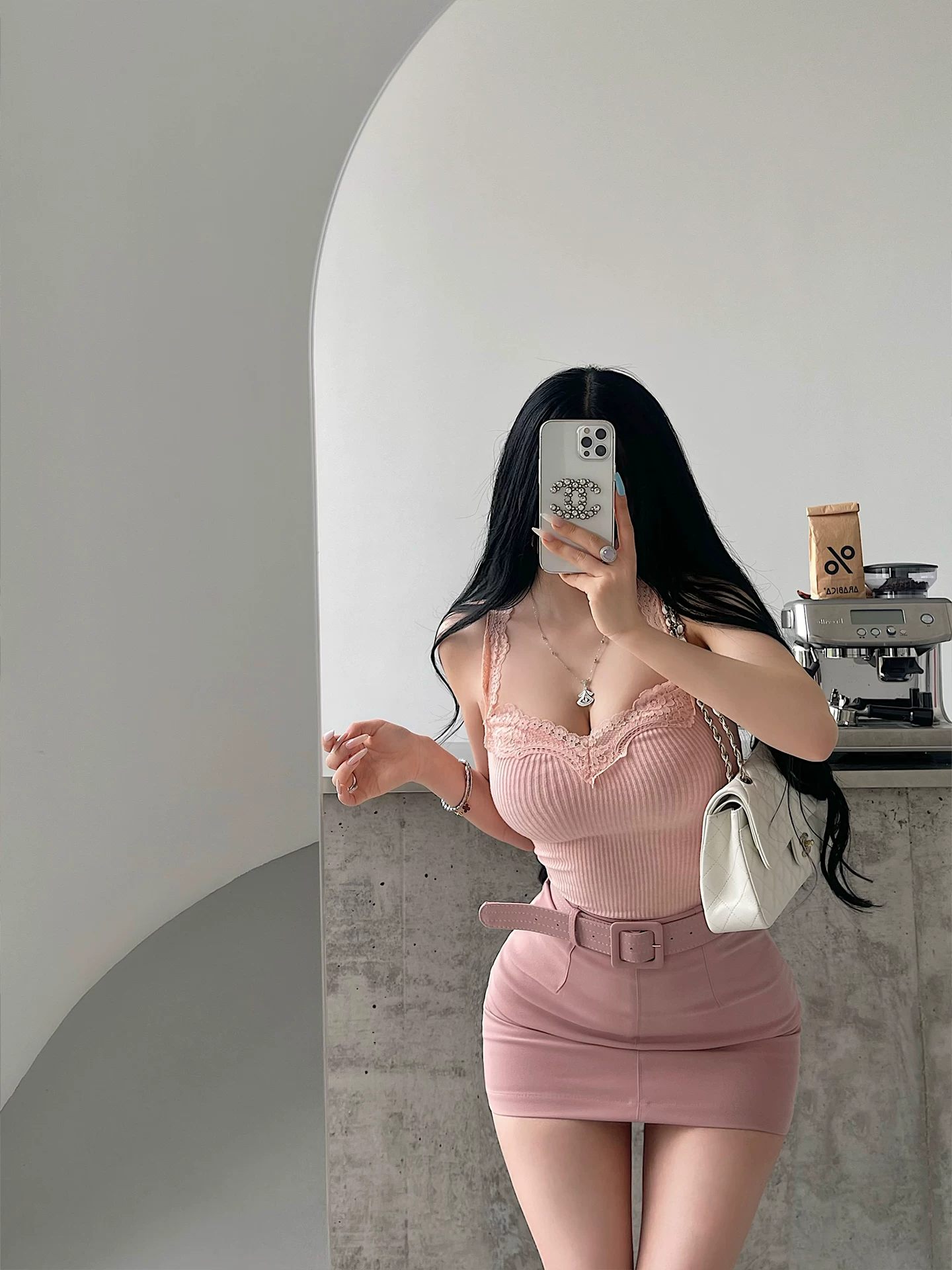 Áo camisole dệt kim phối ren, kiểu dáng ôm sát, lưng chéo, gợi cảm, dành cho cô gái trẻ, phong cách thuần khiết quyến rũ.