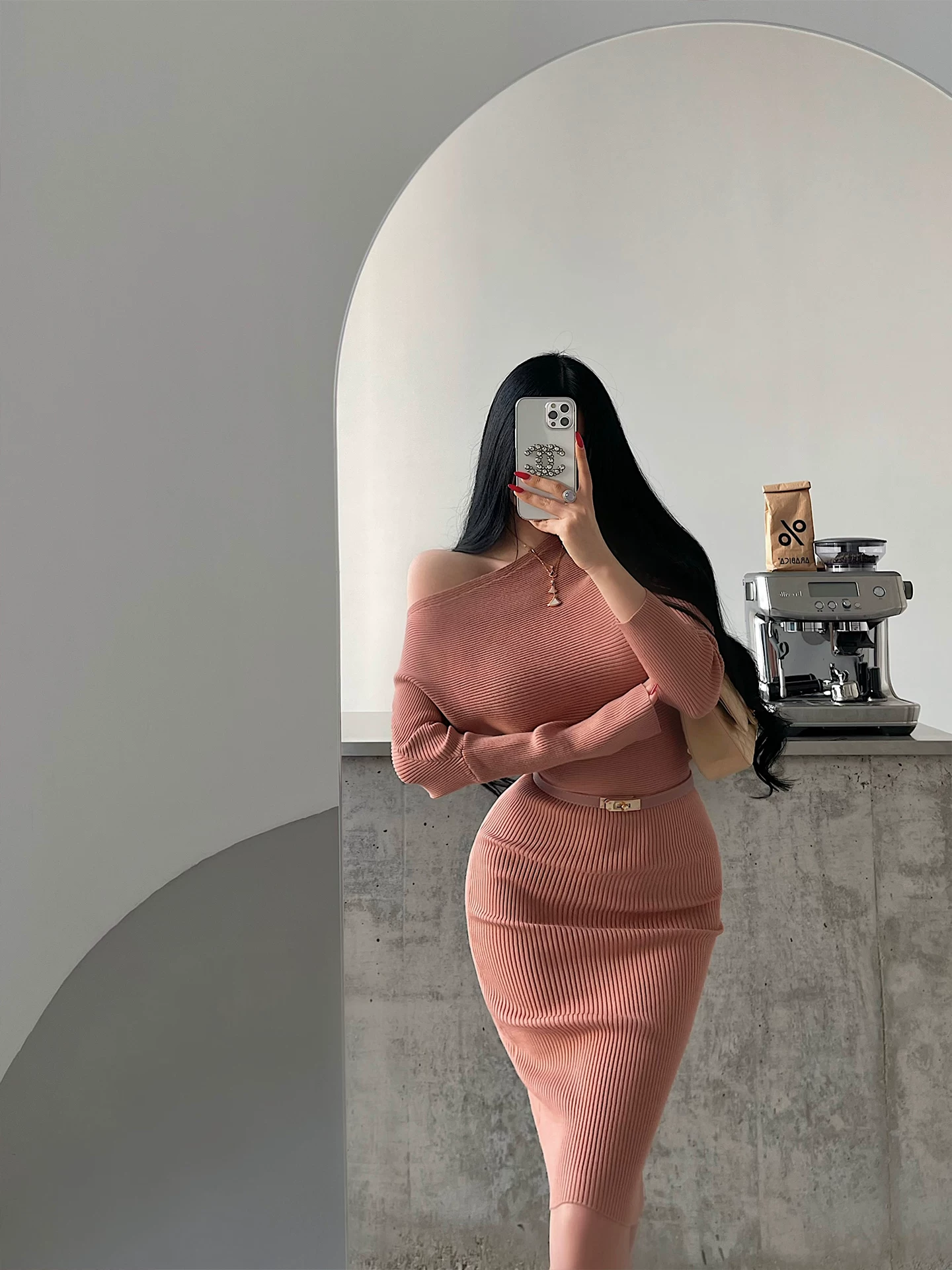 YoungGirlDay chiếc váy bodycon dệt kim một vai bất đối xứng màu hồng gợi cảm, hơi say đắm, có thắt lưng.