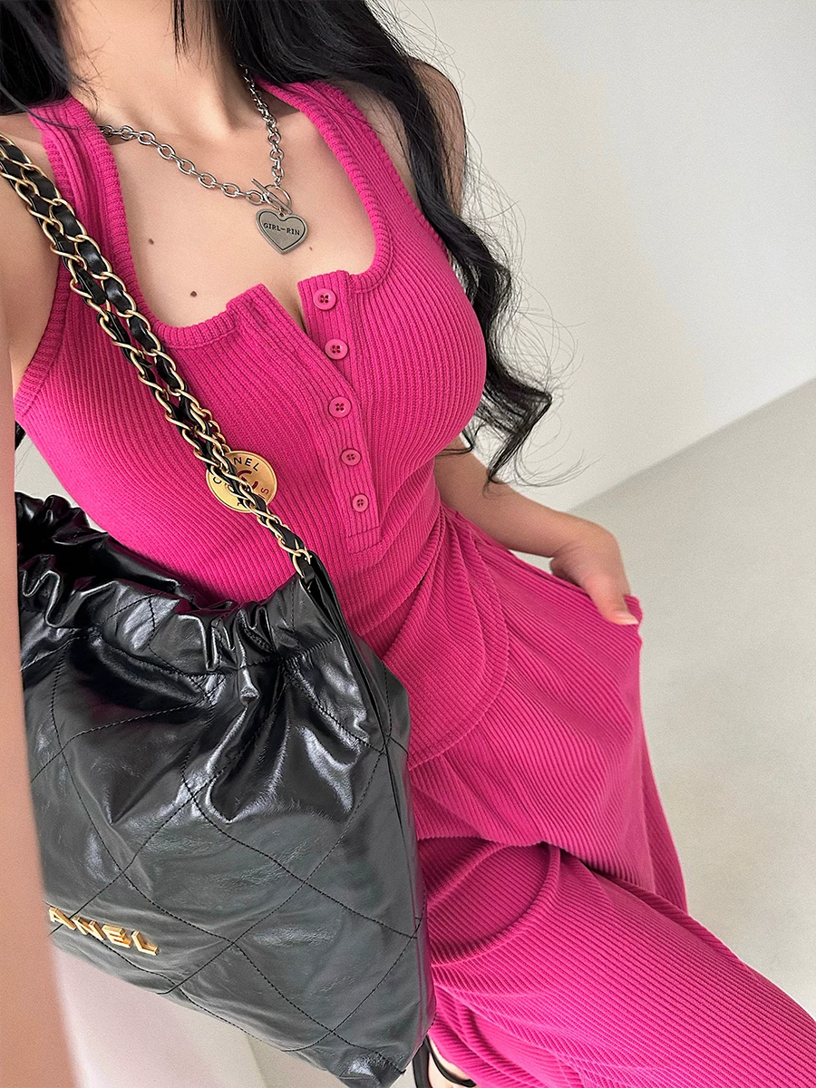 Bộ đồ nữ phong cách hot girl gợi cảm, áo quây không lưng, quần dài lưng cao, dáng rộng, thoải mái.