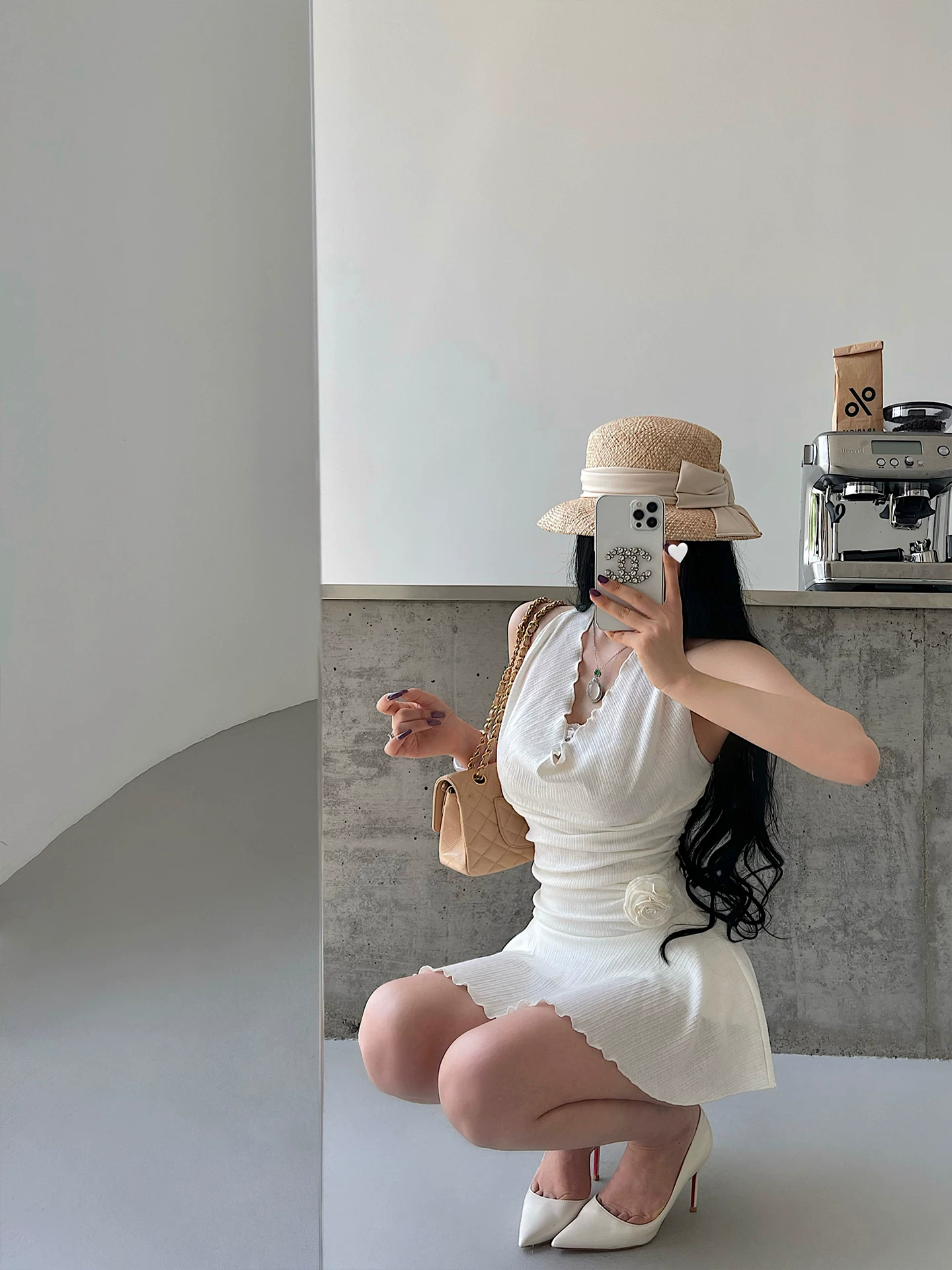 Bộ váy và quần short phối ren trang trí hoa hồng theo phong cách YoungGirlDay, kiểu dáng thuần khiết gợi cảm, có chi tiết xếp ly và cổ halter.