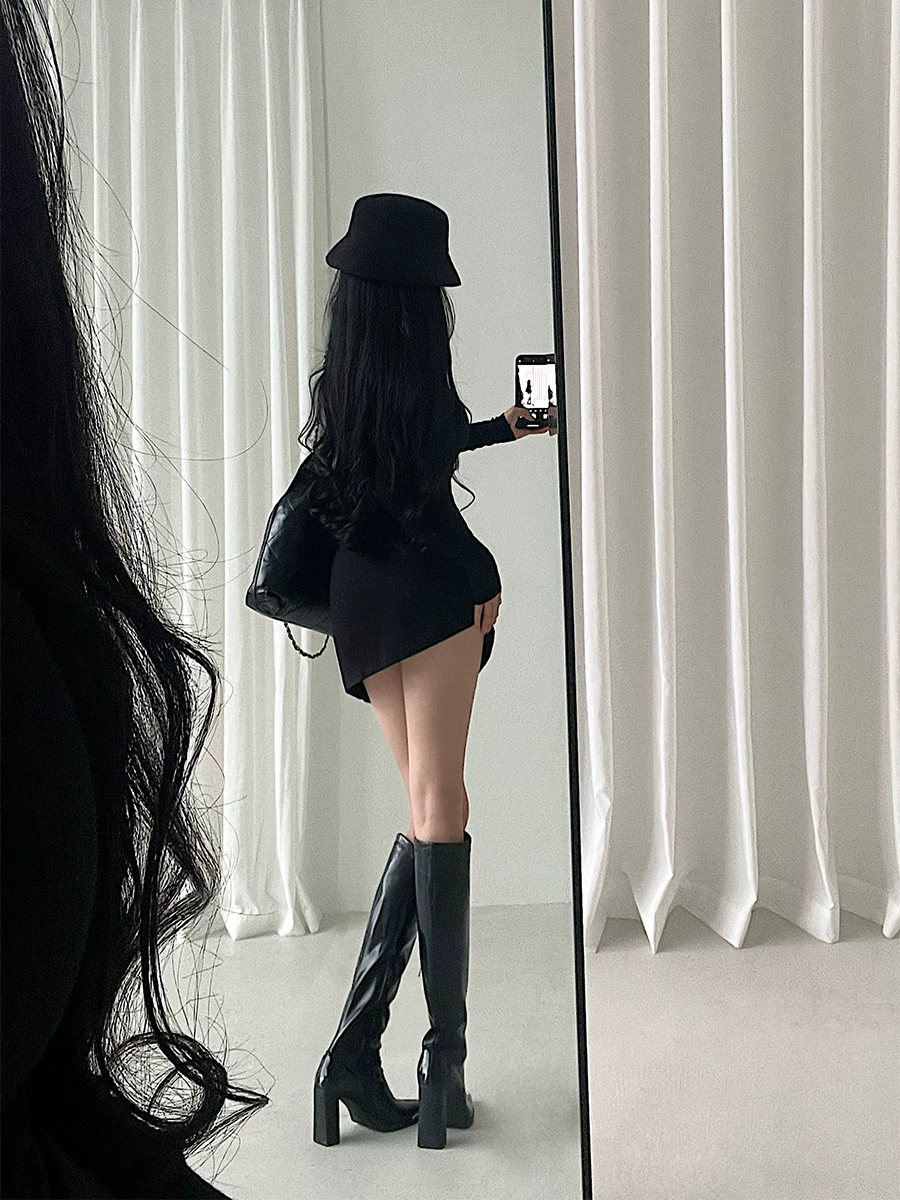 YoungGirlDay váy ngắn ôm sát eo cao gợi cảm, có nút trang trí, xẻ tà bên hông, ôm sát hông