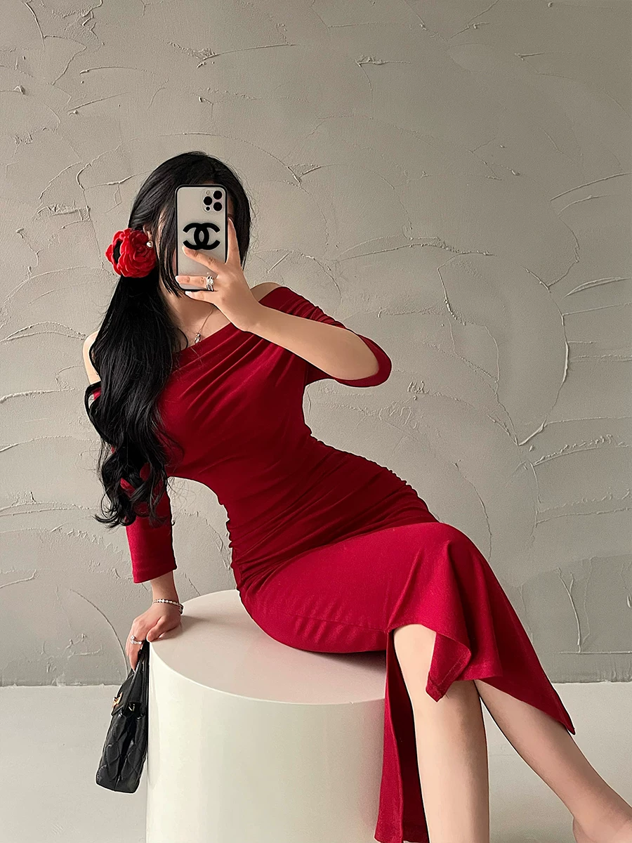 Váy ôm sát dáng dài vừa phải, cổ xòe gợi cảm, eo thon, xếp ly, xẻ tà, phong cách YoungGirlDay thuần khiết quyến rũ.