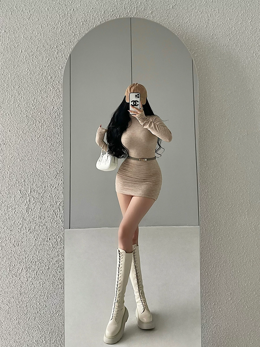 YoungGirlDay phong cách thuần khiết gợi cảm, váy dài tay cổ cao ôm sát cơ thể, kèm chân váy ngắn ôm hông và thắt lưng.