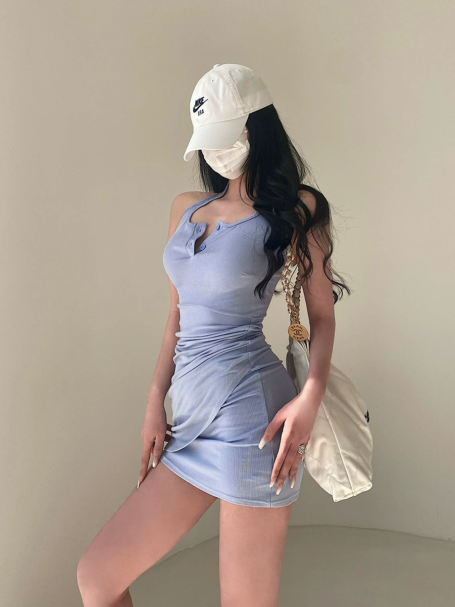 YoungGirlDay Váy cổ yếm xếp ly không đều, hở lưng gợi cảm, ôm sát hông, có chân váy ngắn ôm sát hông.