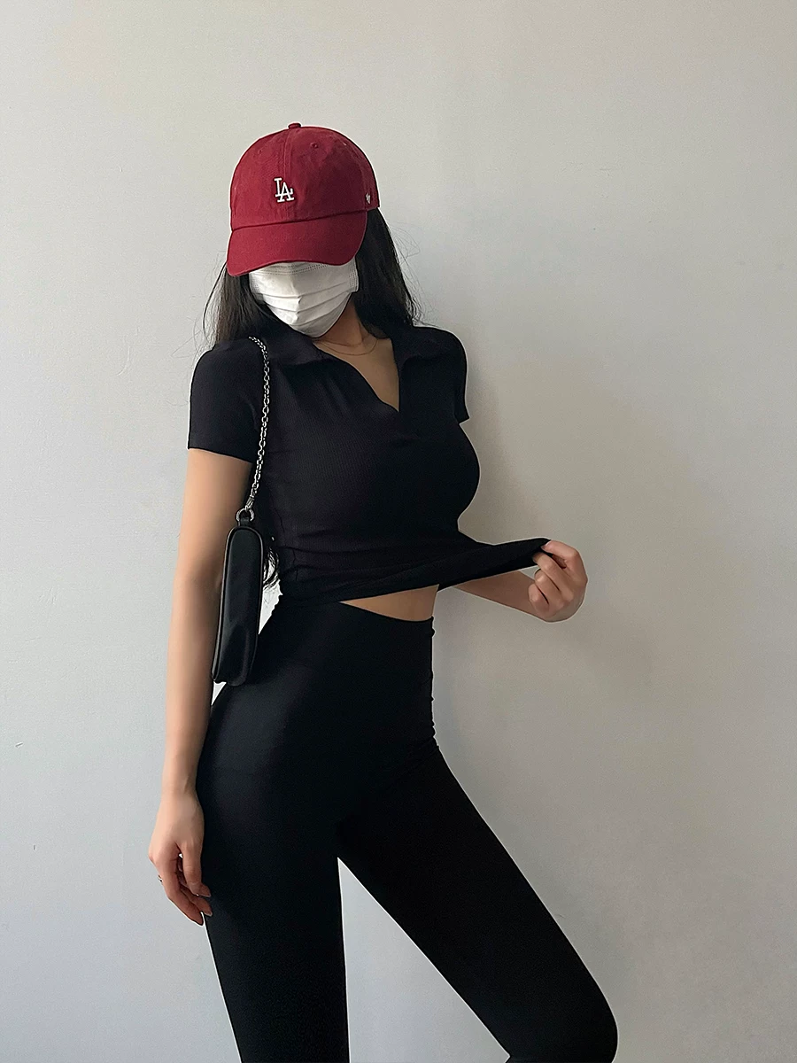 Áo crop top ngắn có cổ, ôm sát, vạt cong, lộ rốn và tay ngắn YoungGirlDay gợi cảm.