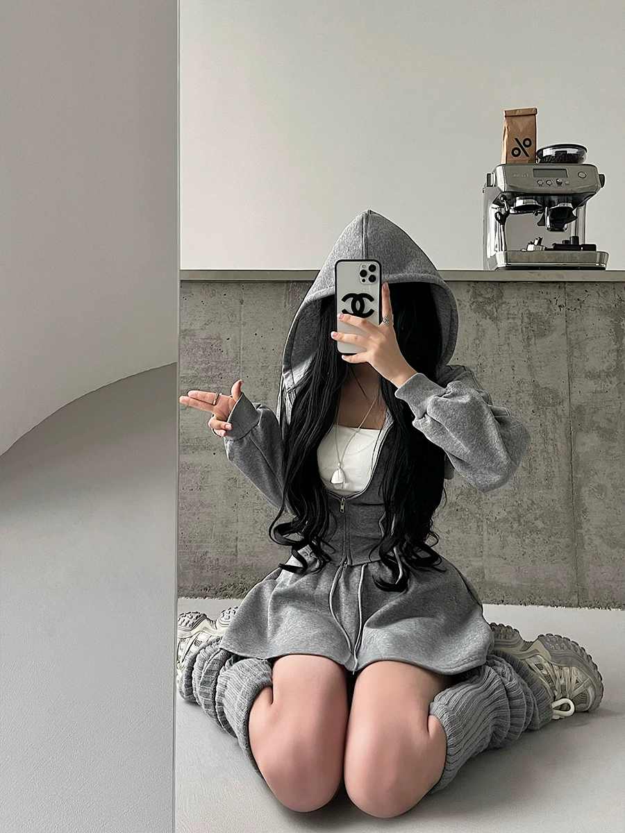 YoungGirlDay phong cách thuần khiết gợi cảm, áo khoác cardigan có mũ trùm đầu, khóa kéo, thiết kế khoét eo, chân váy ngắn chống lộ hàng, cạp cao.