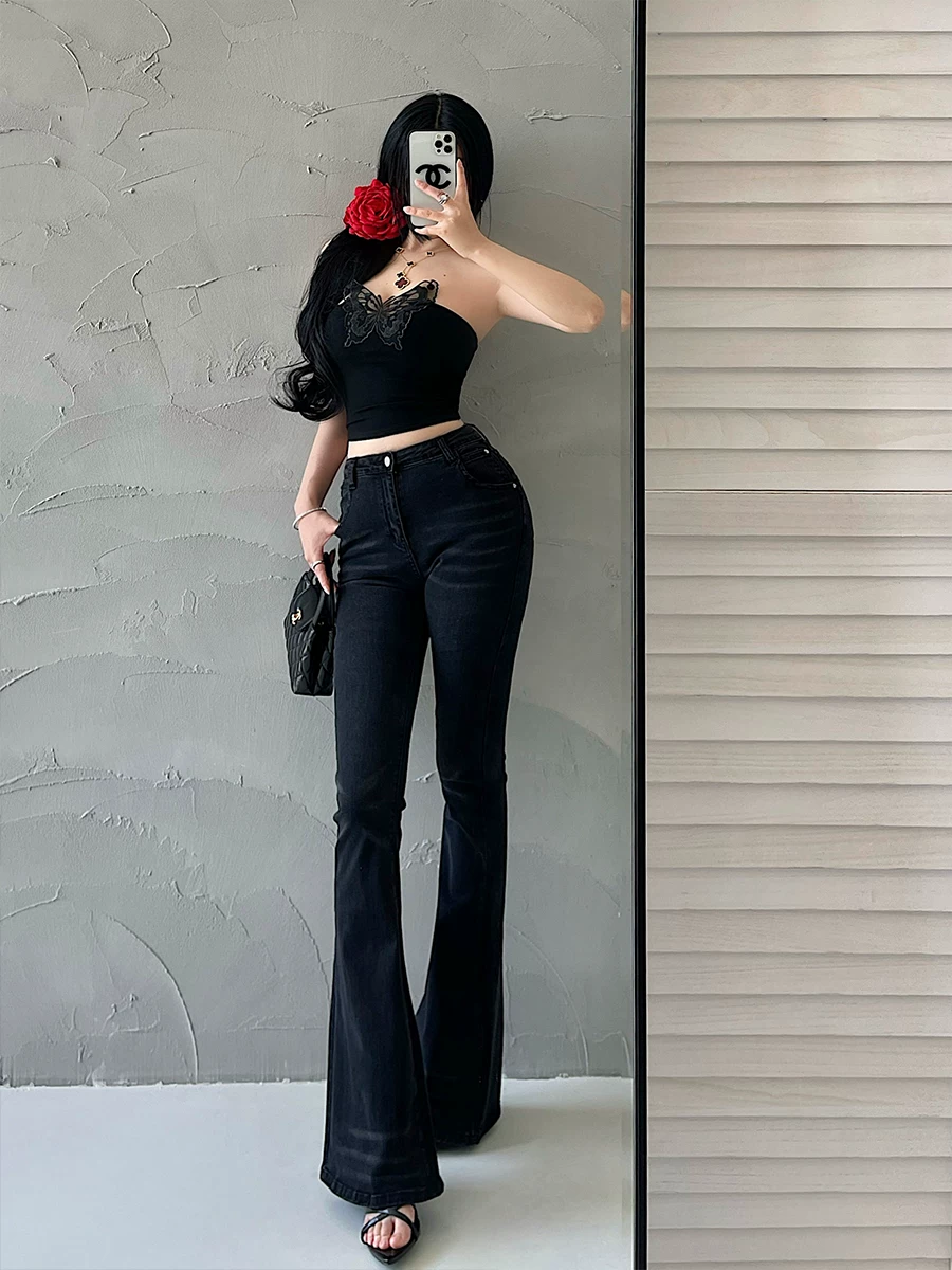 Quần jeans ôm sát cạp cao phong cách Âu Mỹ dành cho nữ, tôn dáng, nâng mông, giúp chân trông dài hơn, thiết kế hơi loe và dài chạm sàn.