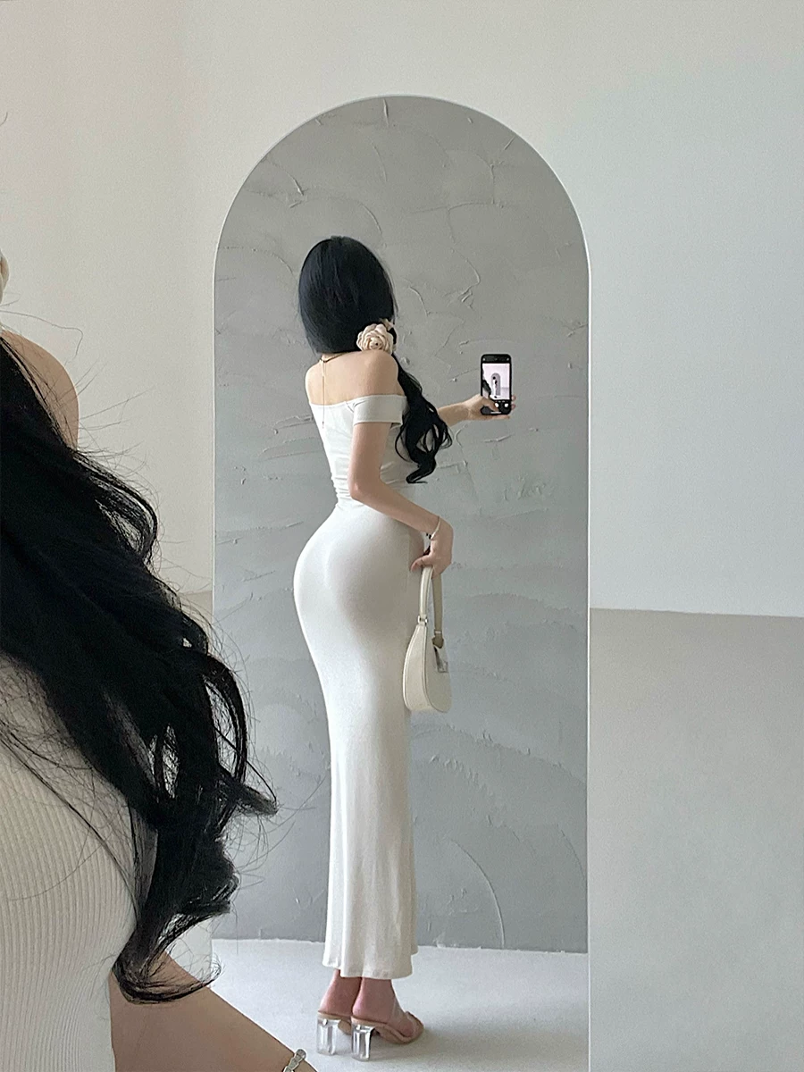 Váy một dây gợi cảm của YoungGirlDay Kardashian, khoe xương quai xanh, ôm sát, tôn dáng, váy dài ôm sát cơ thể.