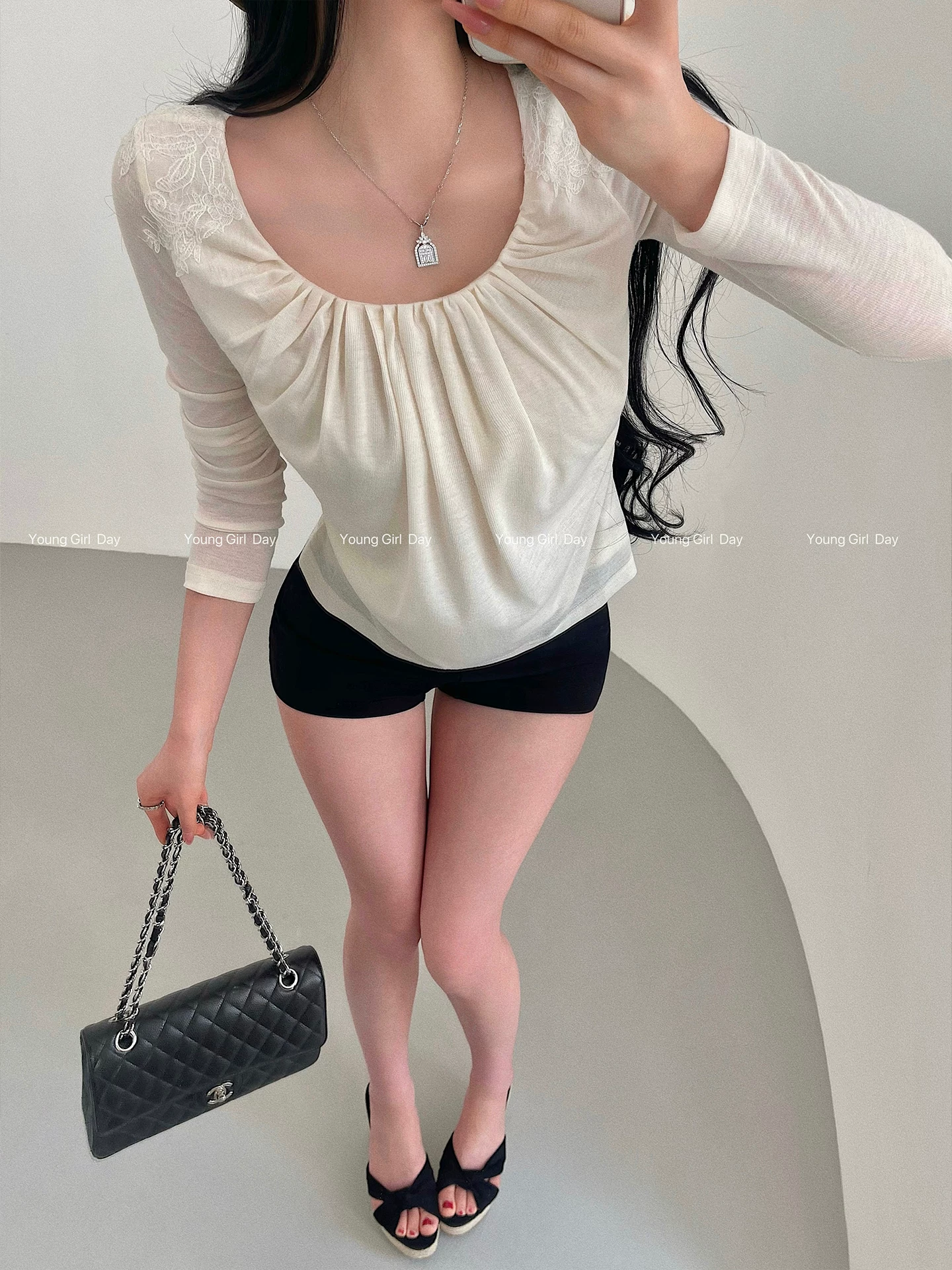 YoungGirlDay khao khát thuần khiết phong cách nhẹ nhàng Cổ chữ U xếp ly hai lớp dáng rộng phối ren thon gọn áo thun dài tay