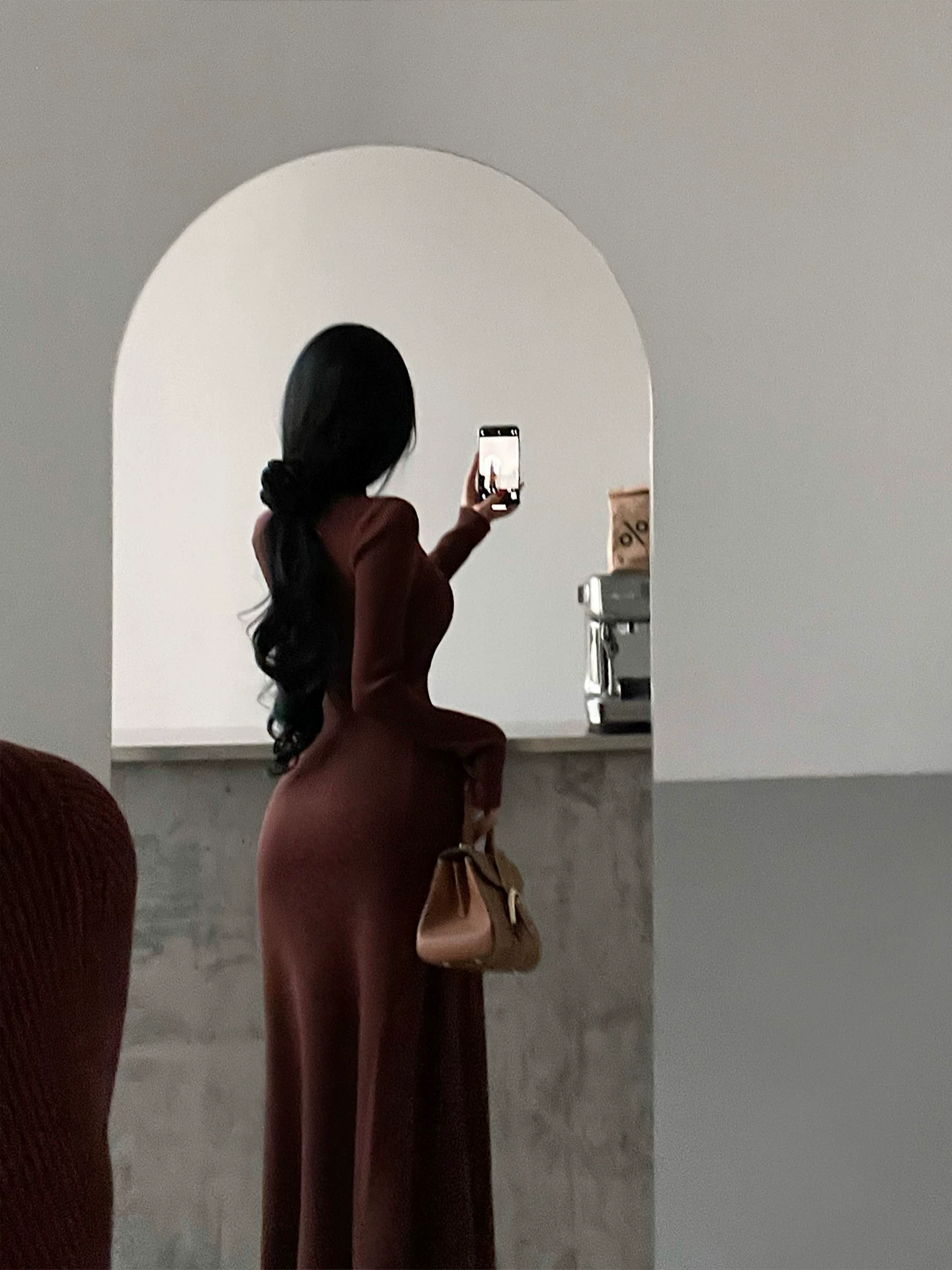 YoungGirlDay phong cách thuần khiết và dịu dàng, đầm dệt kim dài tay, dáng ôm vừa vặn, có viền lớn.