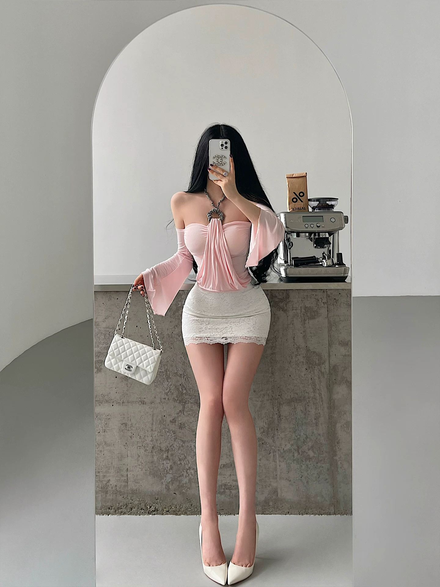YoungGirlDay phong cách cổ điển thuần khiết, viền xếp ly, tay dài, dây chuyền đính đá chắc chắn, áo ống cổ halter có đệm ngực.