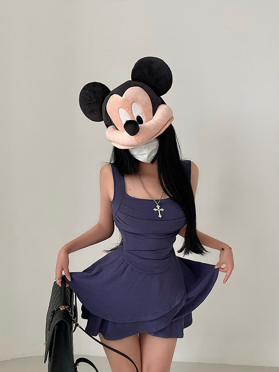 Bộ vest xếp ly YoungGirlDay mang phong cách thuần khiết gợi cảm, có đệm ngực và chân váy xếp ly bất đối xứng cạp cao.