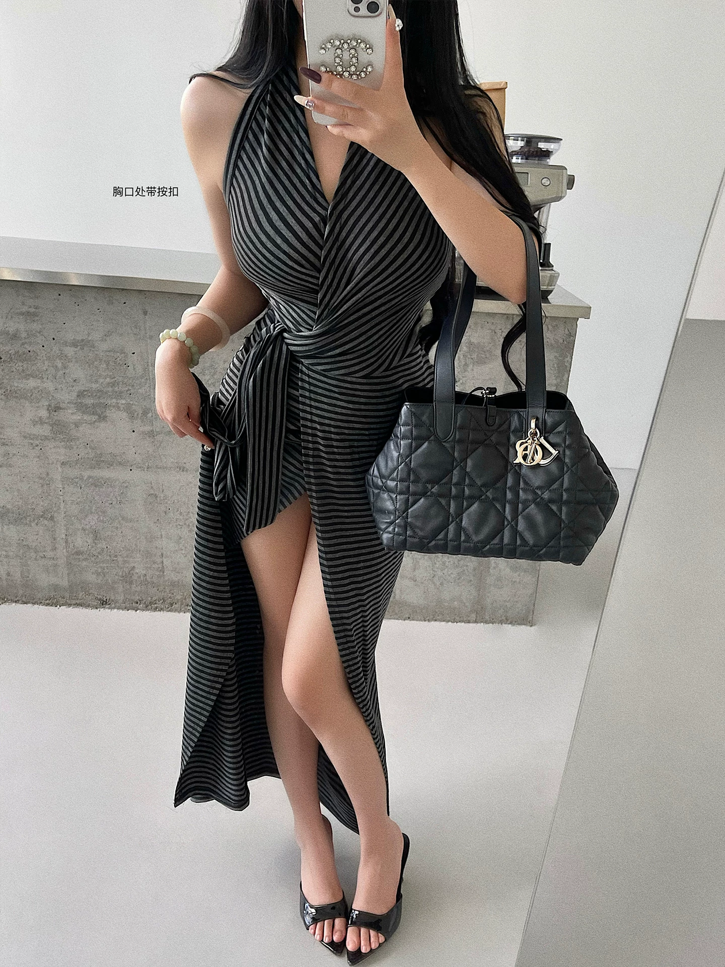 YoungGirlDay phong cách trưởng thành và quyến rũ, váy dài sọc ngang cổ, hở lưng gợi cảm, thắt eo, giúp thon gọn vóc dáng