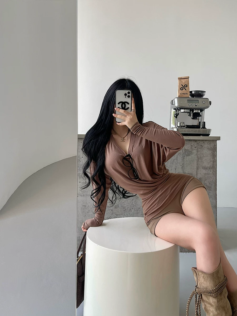 YoungGirlDay Pure Desire phong cách lười biếng cổ chữ V rộng rãi, dáng rộng, xếp ly không đều, thắt eo, áo thun dài tay