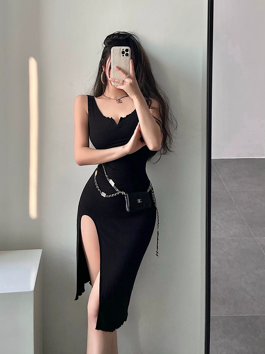 Váy liền thân ôm sát, chất liệu co giãn, tôn dáng, gợi cảm, xẻ cao, phong cách YoungGirlDay, dành cho những cô gái đầy khao khát.
