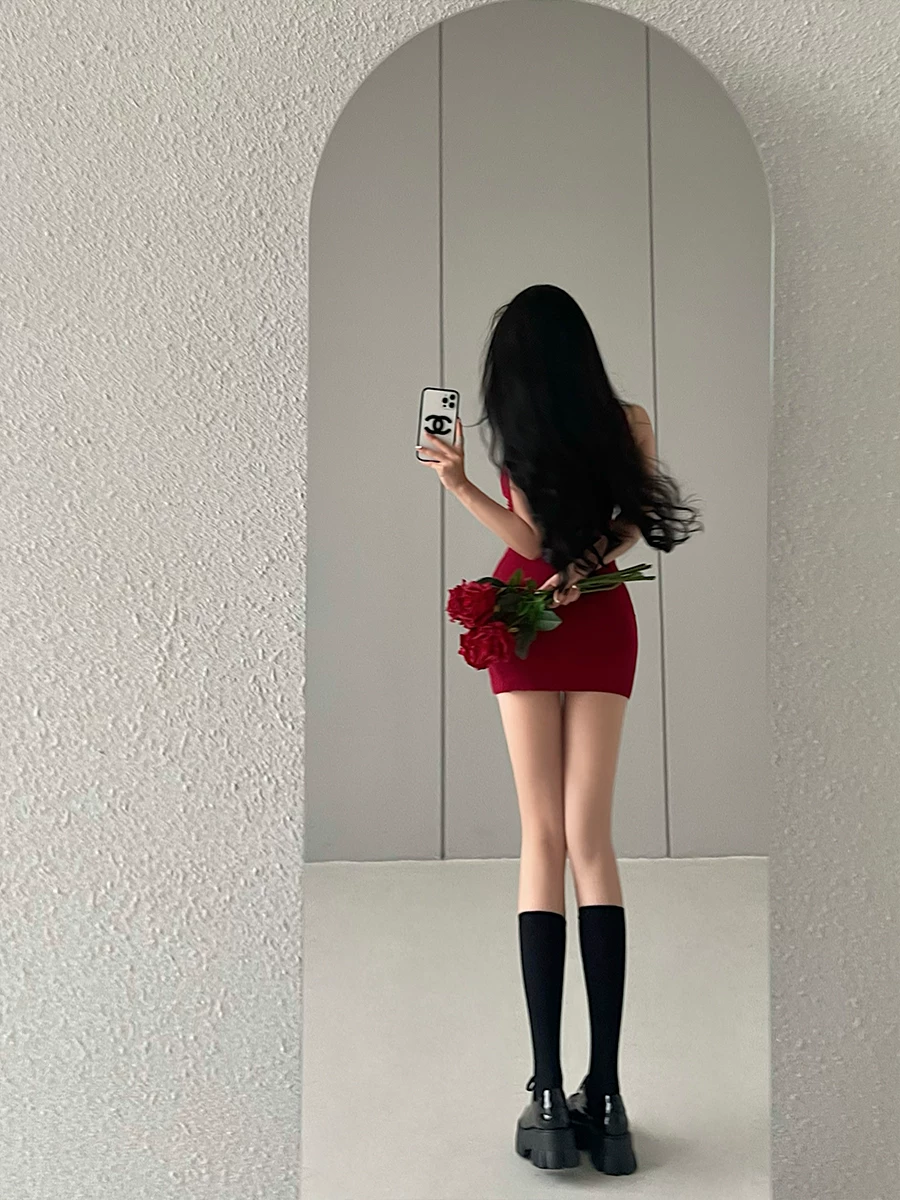 Bộ trang phục gợi cảm gồm áo crop top ngắn xếp ly không tay và chân váy ngắn ôm sát cao eo dành cho ngày hội thiếu nữ.
