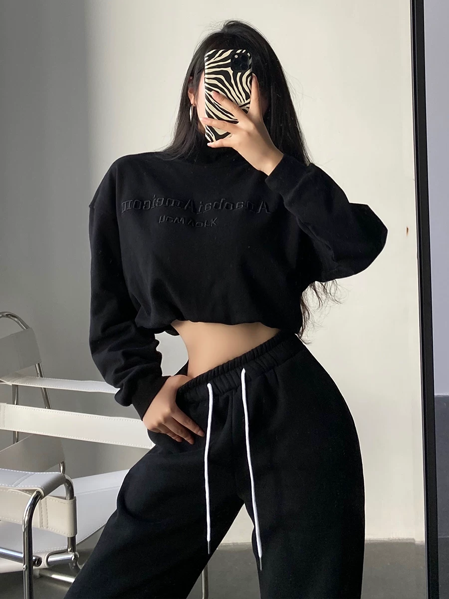 Áo len chui đầu ngắn thêu chữ phong cách đường phố châu Âu và Mỹ của YoungGirlDay có tác dụng thon gọn eo.