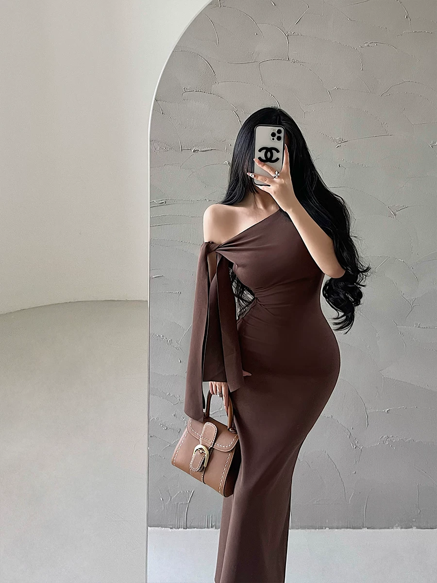 Váy lệch vai bất đối xứng cùng kiểu dáng của YoungGirlDay Kylie, có dây ruy băng, váy dài ôm sát gợi cảm.