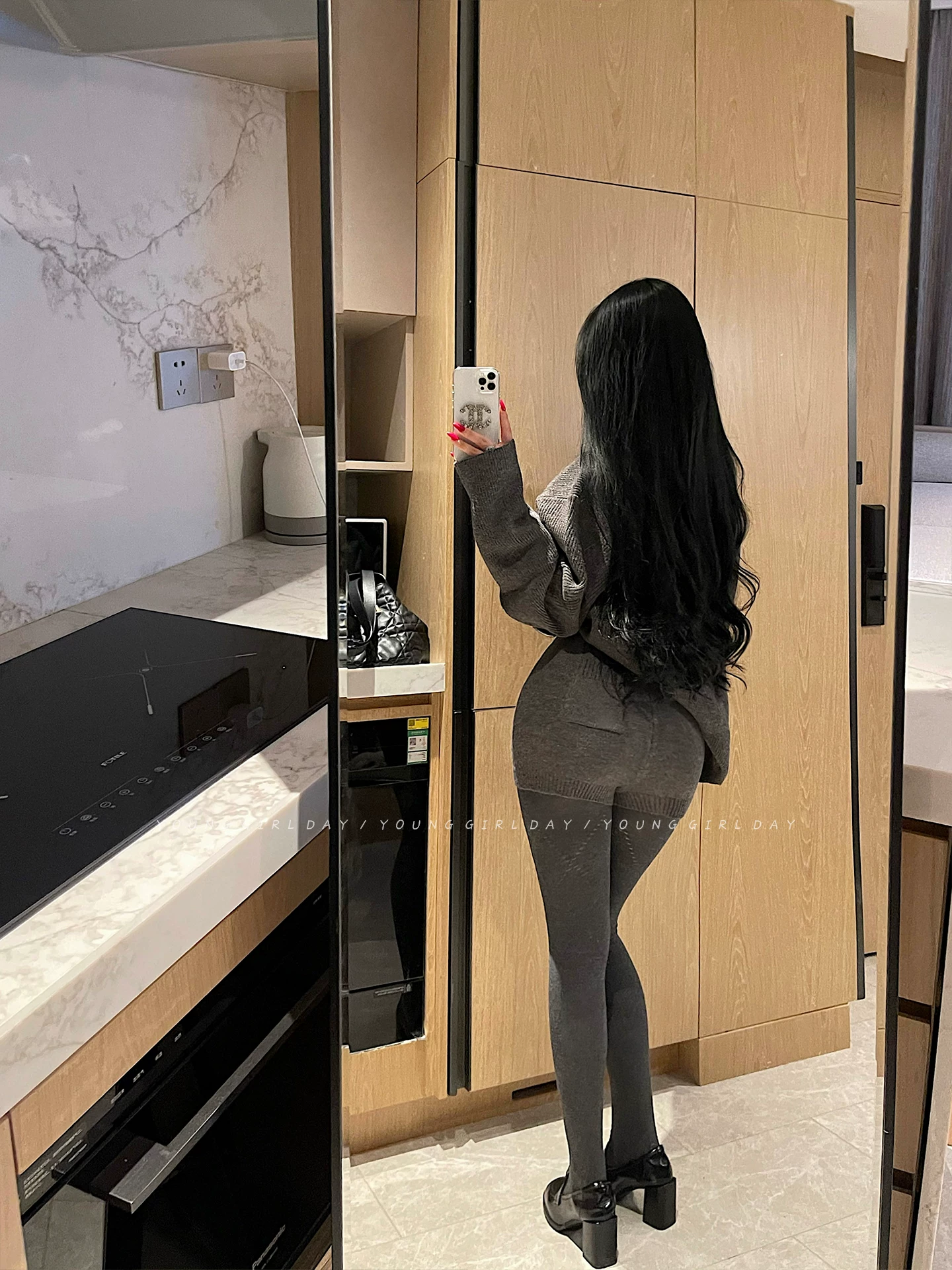 YoungGirlDay lazy vibe áo len dệt kim cổ chữ V dáng rộng, quần short cạp cao, bộ đồ thường ngày