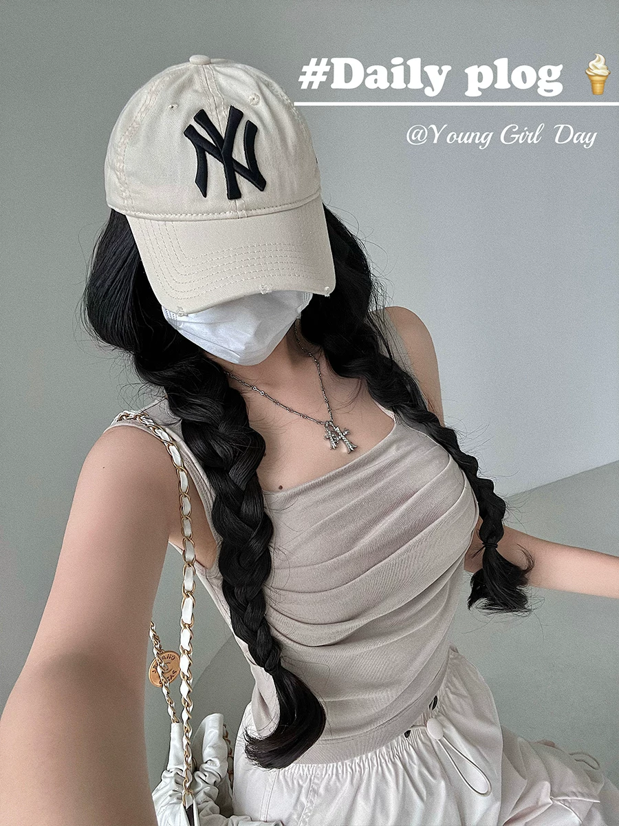 Áo crop top ôm sát cổ vuông gợi cảm, có mút ngực, không tay, kiểu dáng trẻ trung dành cho nữ.