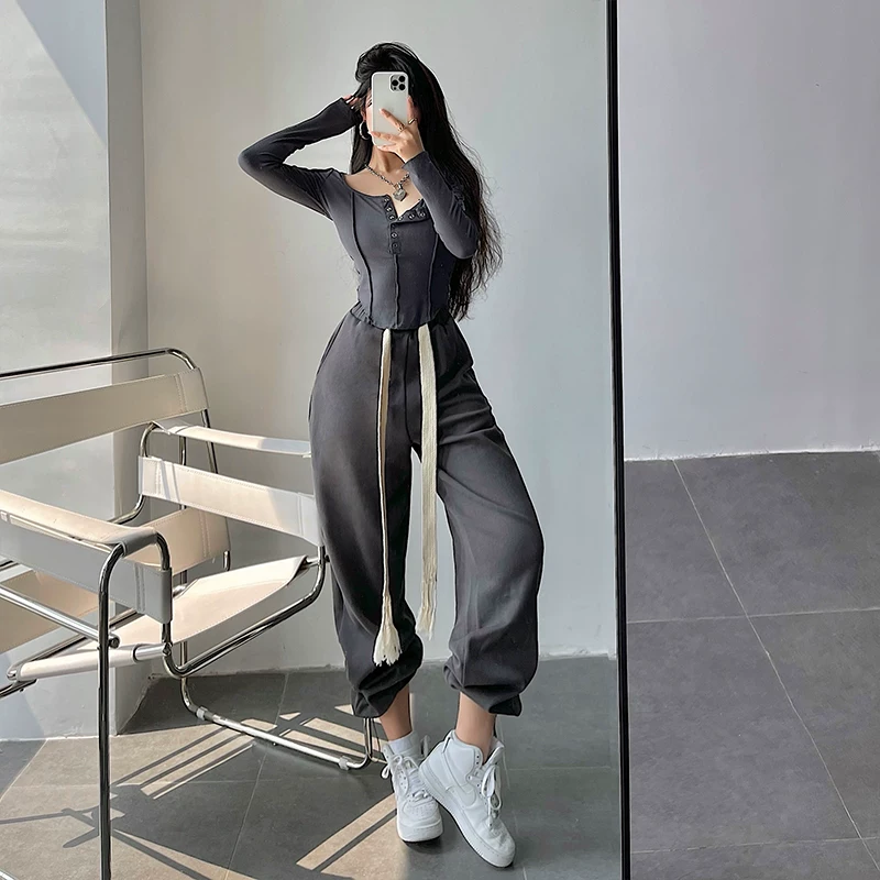 Quần jogger nữ phong cách Âu Mỹ, cạp cao, dáng rộng, chất liệu dệt, có dây rút, giúp thon gọn vóc dáng.