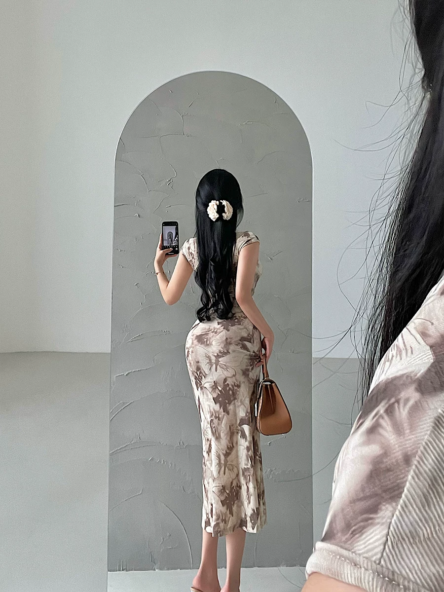 YoungGirlDay mẫu đầm dài đuôi cá kiểu sườn xám in hình bướm phong cách Trung Hoa mới, thanh lịch và sang trọng.