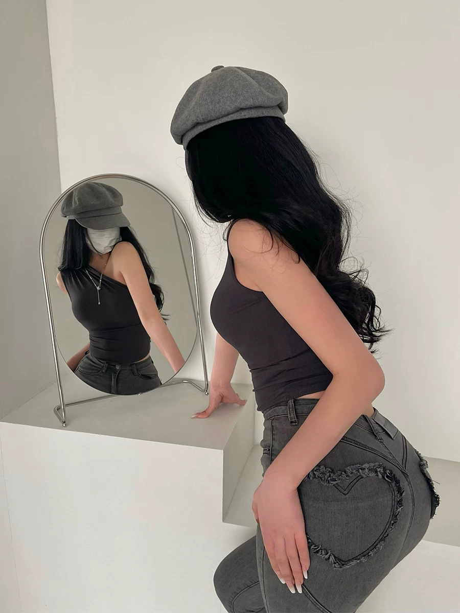 Áo thun không tay ngắn bó sát, kiểu trễ vai gợi cảm của YoungGirlDay