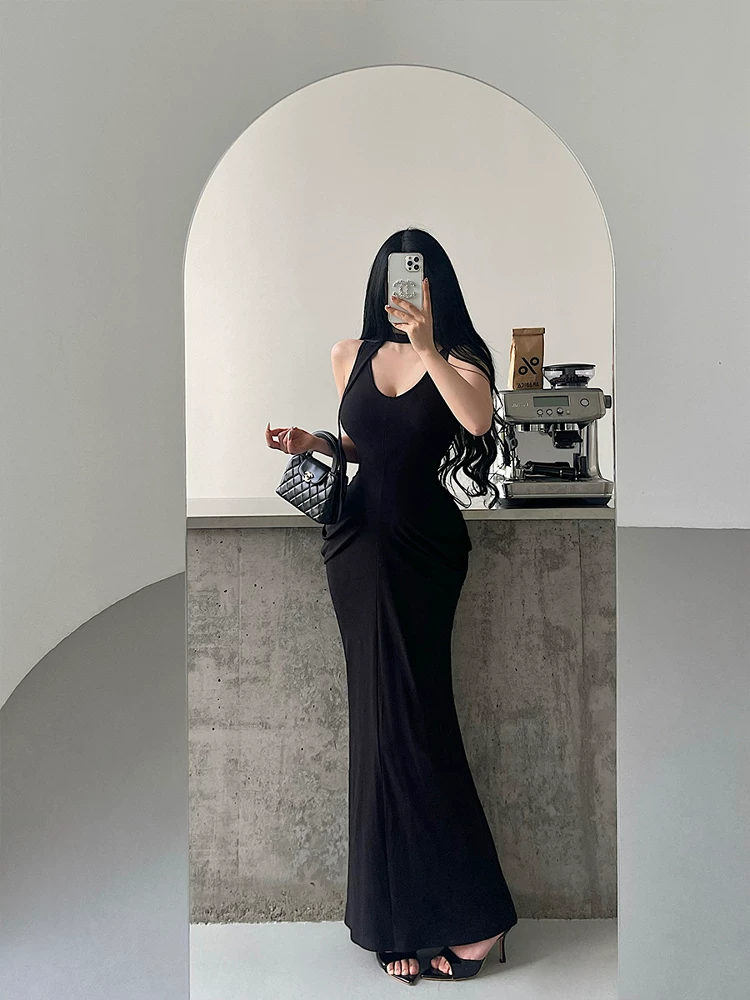 Váy ôm eo, xếp ly, kiểu dáng đồng hồ cát gợi cảm của YoungGirlDay Kardashian, có dây đeo và chân váy dài.