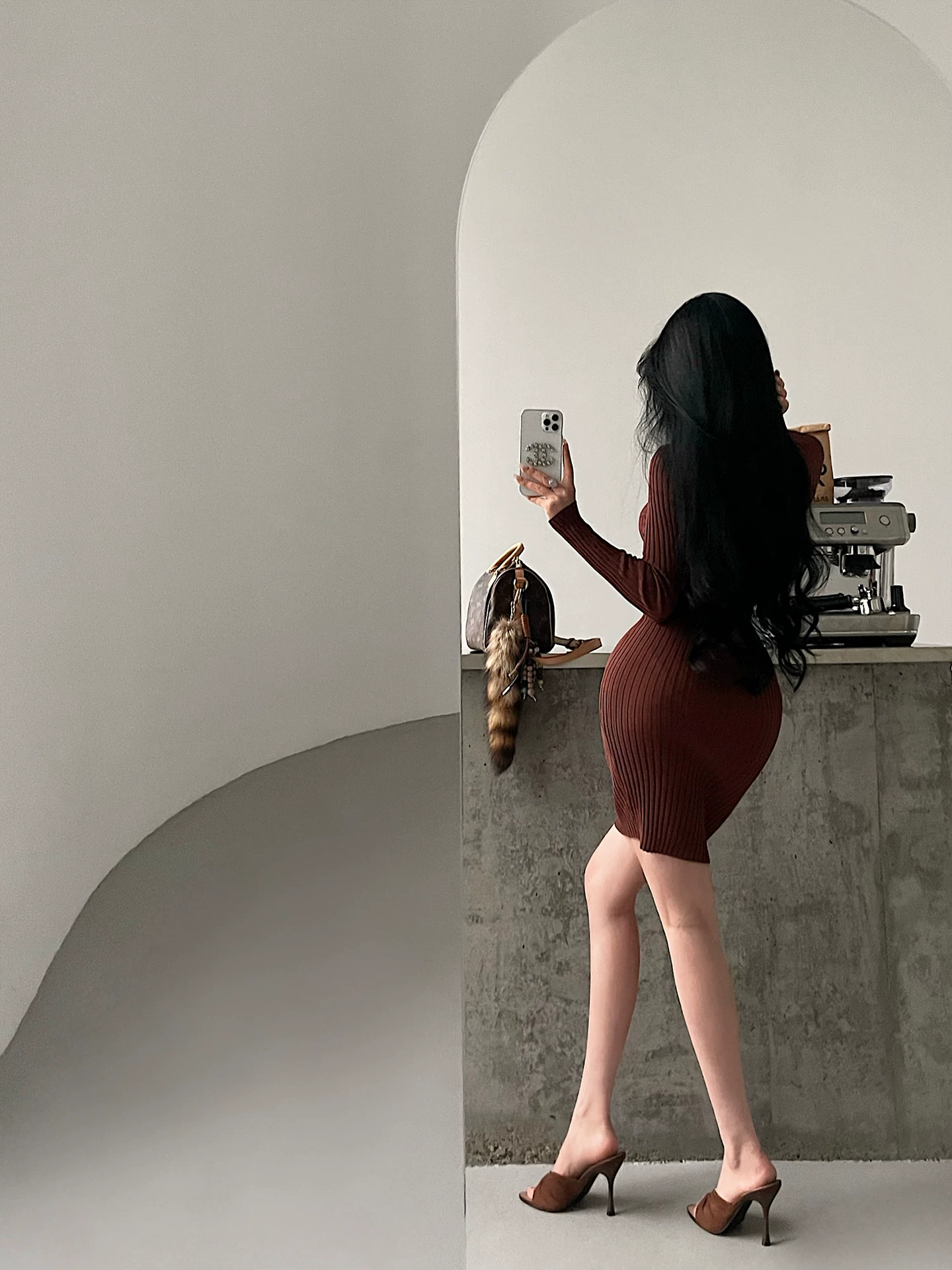 YoungGirlDay phong cách thuần khiết gợi cảm, váy dài tay dệt kim cổ cao khoét hở phía trước, váy dài vừa vặn.
