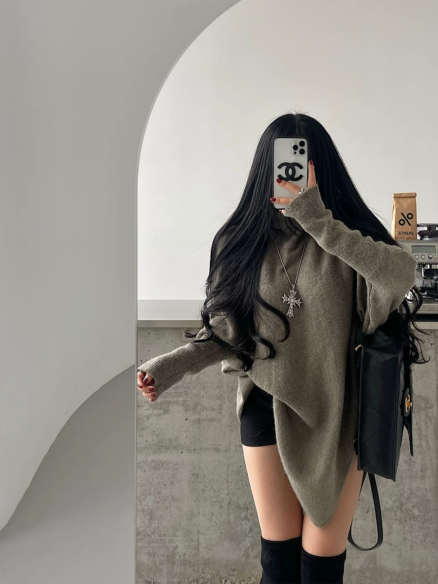 Áo len dệt kim dáng dài tay dài cổ cao dáng rộng kiểu YoungGirlDay mang phong cách lười biếng, giúp thon gọn vóc dáng