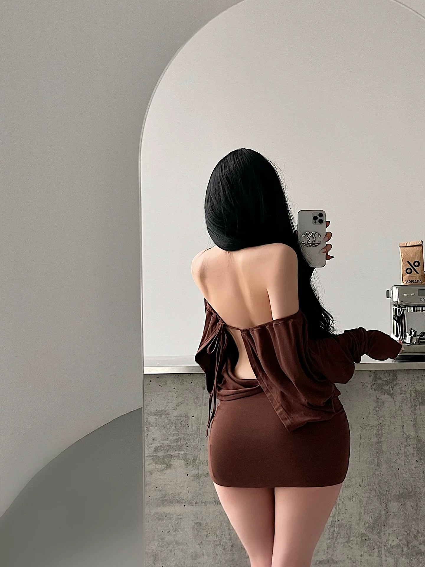 YoungGirlDay khao khát thuần khiết gợi cảm một vai hở lưng dáng rộng giảm béo váy bodycon dài tay xếp nếp váy ngắn