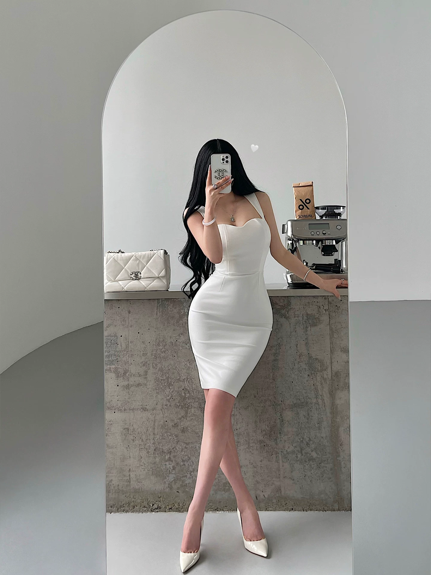 Váy ôm sát bodycon phong cách trưởng thành và gợi cảm của YoungGirlDay, có đường xẻ lưng, váy quây dài ngang đùi.