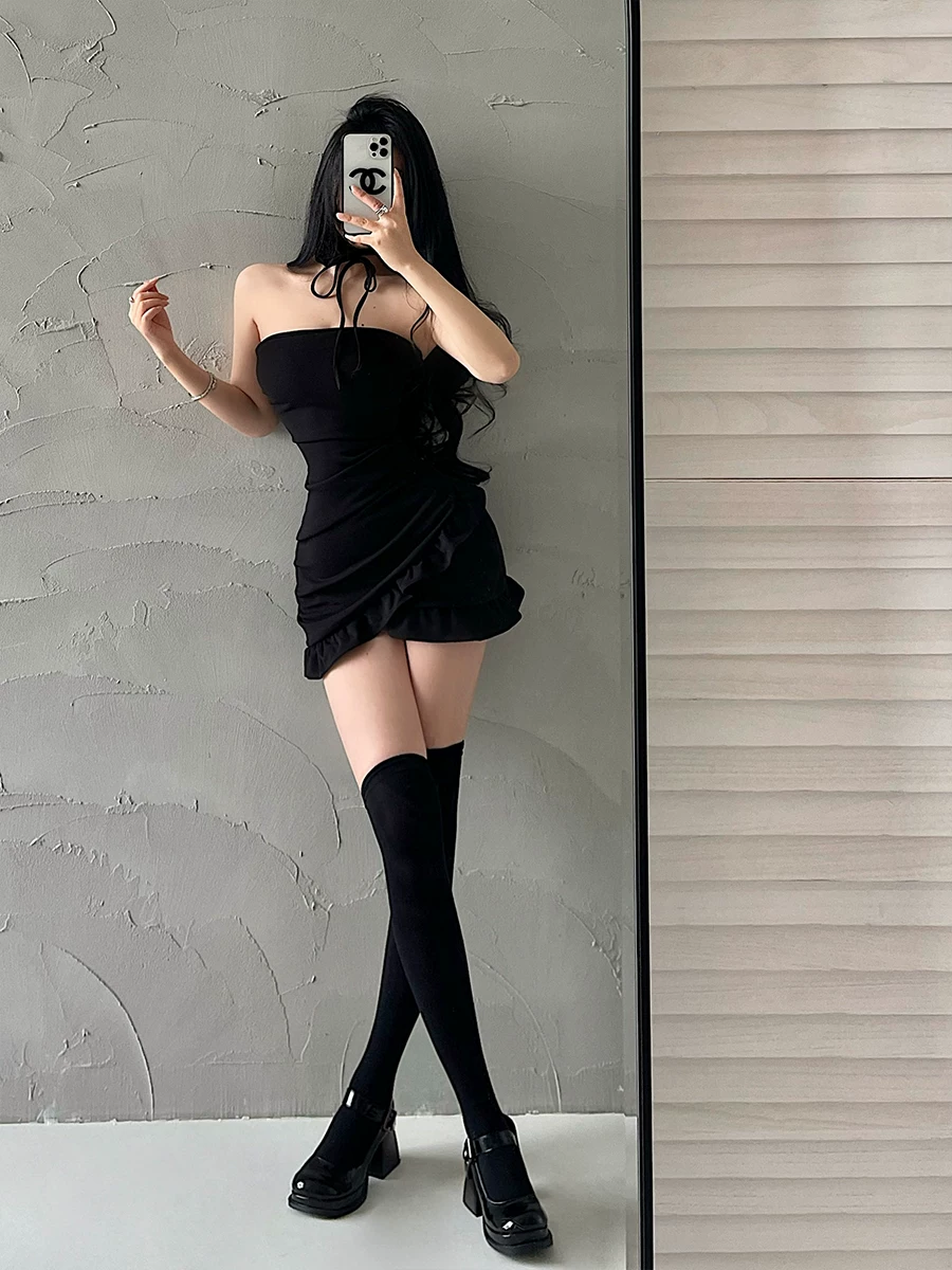 YoungGirlDay váy quây cổ yếm kiểu hoa hồng gợi cảm, quyến rũ, có diềm xếp ly và chân váy ngắn ôm sát.