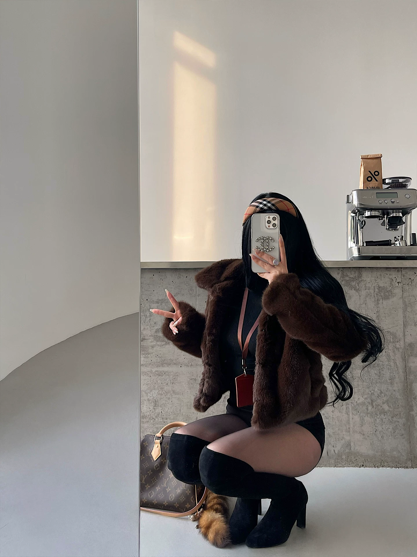 Áo khoác lông giả ngắn kiểu dáng trưởng thành YoungGirlDay, dáng ôm, chất liệu lông xù mềm mại, thích hợp cho mùa thu đông.