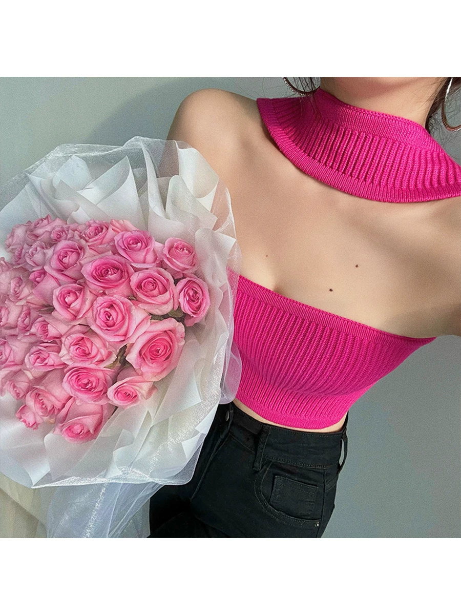 Áo crop top ngắn bó sát, chất liệu thun co giãn, màu trơn, kiểu cổ halter dành cho nữ.