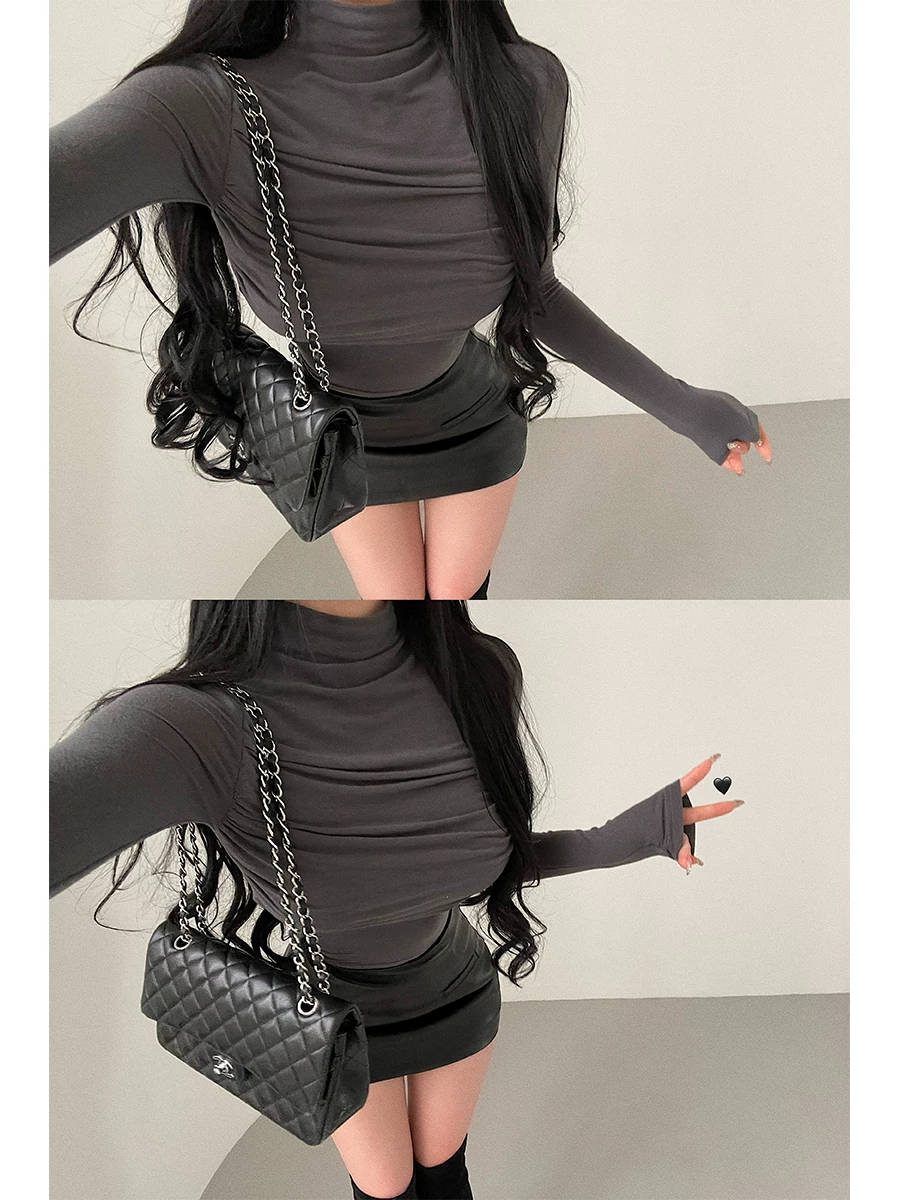 Áo thun dài tay ôm sát cổ cao cơ bản của YoungGirlDay có xếp ly ở ngực.