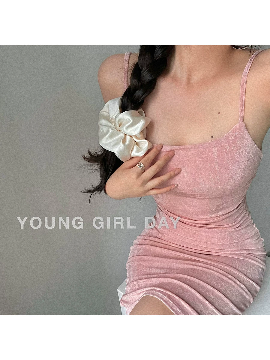 Váy liền thân ôm sát gợi cảm, xẻ lưng, xếp ly, tôn dáng của YoungGirlDay, kiểu dáng quyến rũ, nóng bỏng.