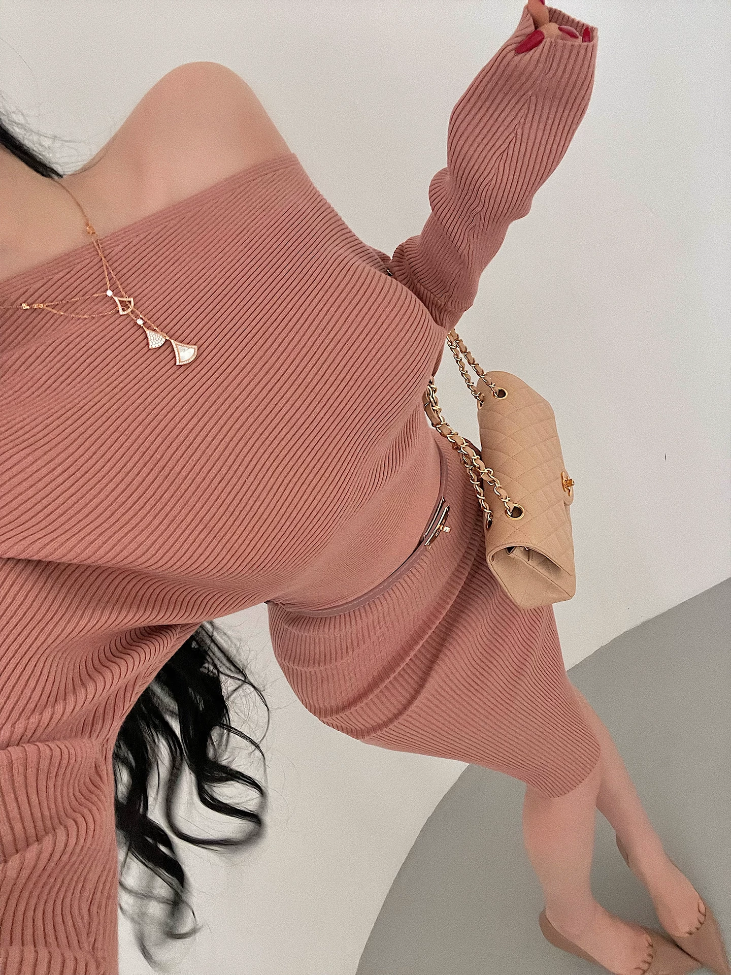 YoungGirlDay chiếc váy bodycon dệt kim một vai bất đối xứng màu hồng gợi cảm, hơi say đắm, có thắt lưng.