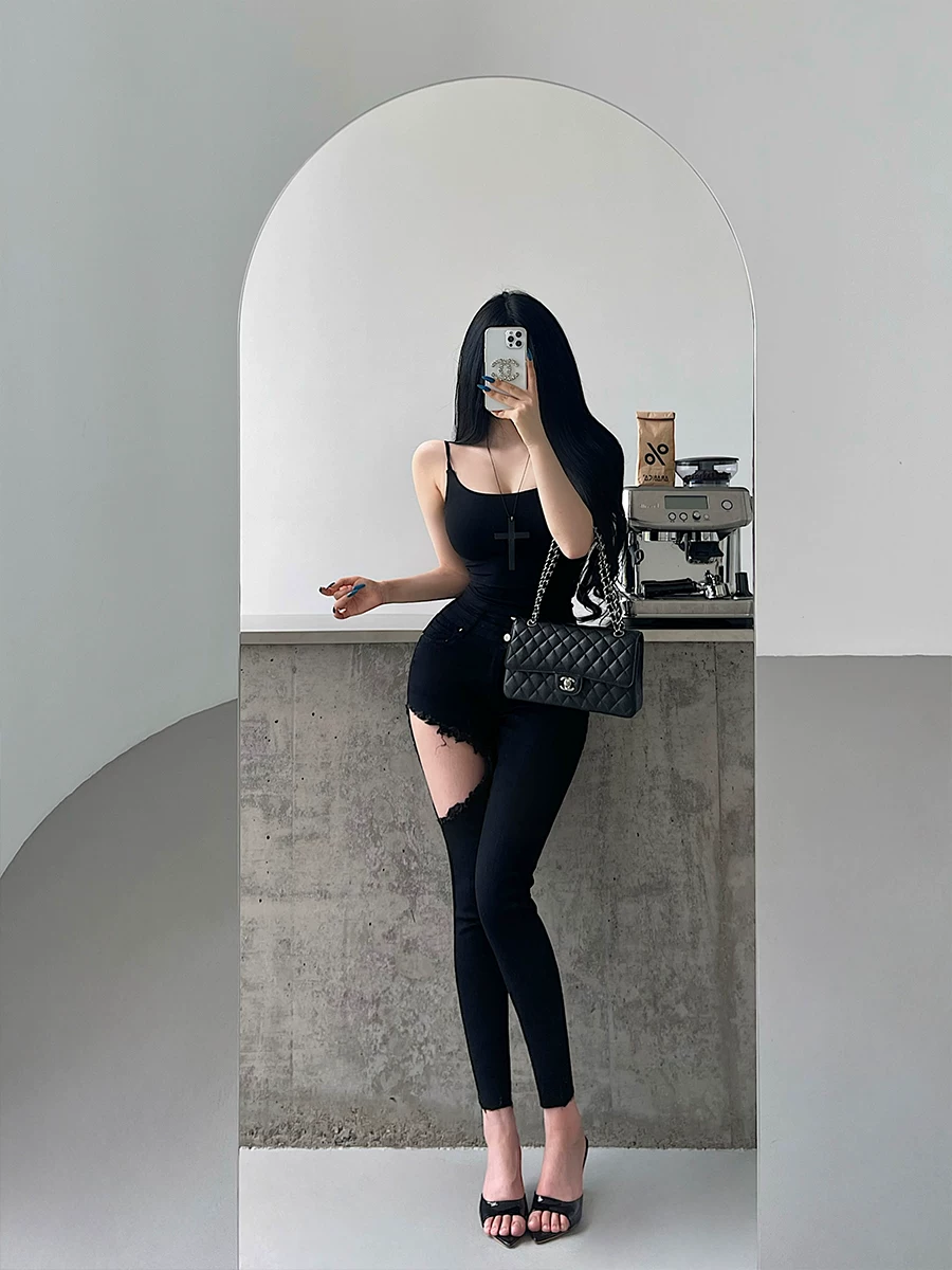 Quần jeans skinny cạp cao, rách, ôm sát, thời trang, gợi cảm dành cho các cô gái trẻ.